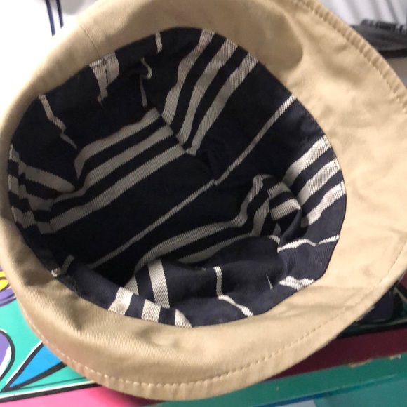 50% off Women’s sharp reversible rain hat in black & tan from the studios - Picture 2 of 3